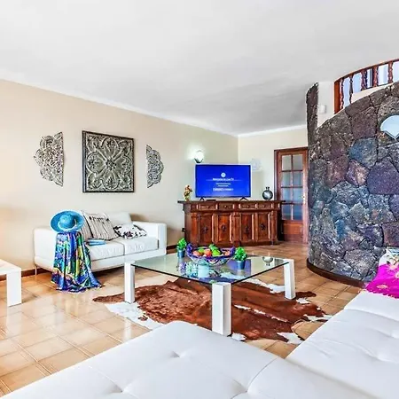 Vila Puerto Del Carmen Sleeps 14 With Pool Air Con And Wifi Puerto del Carmen (Lanzarote)