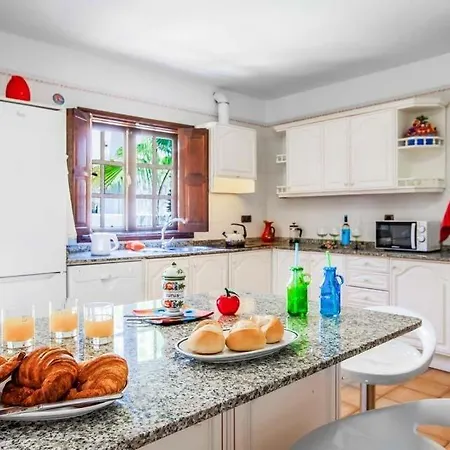 Puerto Del Carmen Sleeps 14 With Pool Air Con And Wifi * Puerto del Carmen (Lanzarote)