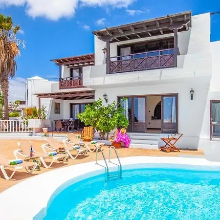 Puerto Del Carmen Sleeps 14 With Pool Air Con And Wifi 푸에르토 델 카르멘