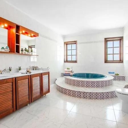 Puerto Del Carmen Sleeps 14 With Pool Air Con And Wifi 푸에르토 델 카르멘