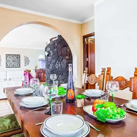 Villa Puerto Del Carmen Sleeps 14 With Pool Air Con&wifi Puerto del Carmen (Lanzarote)